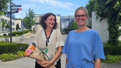 Seniorrådviger internasjonalisering Bente Gaalaas Rønningen Bolme (t.v.) og prorektor for utdanning, Stine Grønvold utenfor campus på Hamar, de smiler og ler og har med en blomsterbukett.