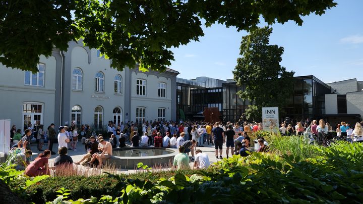 Studenter samlet til studiestart ved Høgskolen i Innlandet på Hamar et tidligere studieår.
