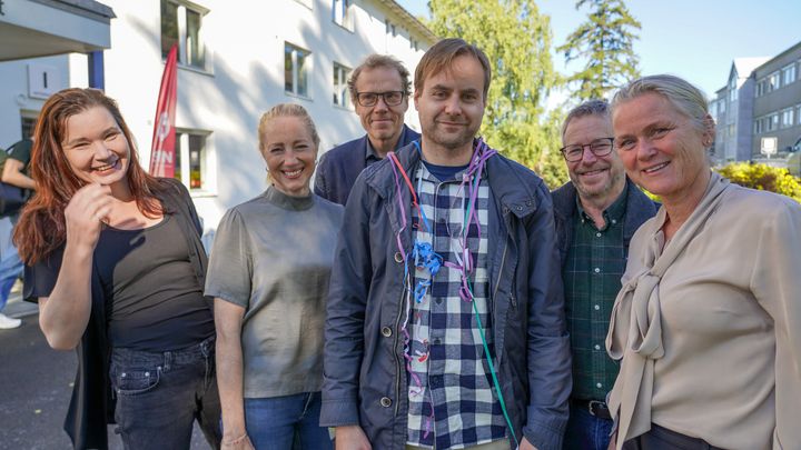 Kollegaer og sjefer synes det er veldig gjevt at Olav Vassend (i midten) nådde opp i konkurranse med mange tusen andre. Her blir han hyllet av (f.v.) kollega Anna-Sara Malmgren, instituttleder Cathinka Vik, prodekan forskning Anstein Gregersen, instituttleder Jens Petter Madsbu og dekan Marit Roland.