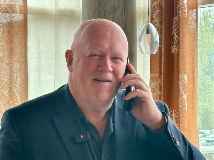 En smilende rektor Peer Jacob Svenkerud fikk telefon med beskjed om NOKUT-styrets konklusjon torsdag formiddag.