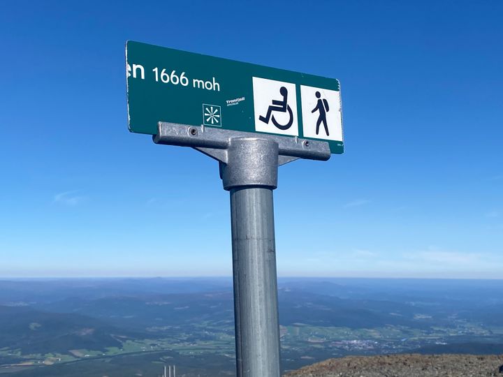 Utsikt og skilt på toppen av Tronfjellet på grensen mellom Alvdal og Tynset.