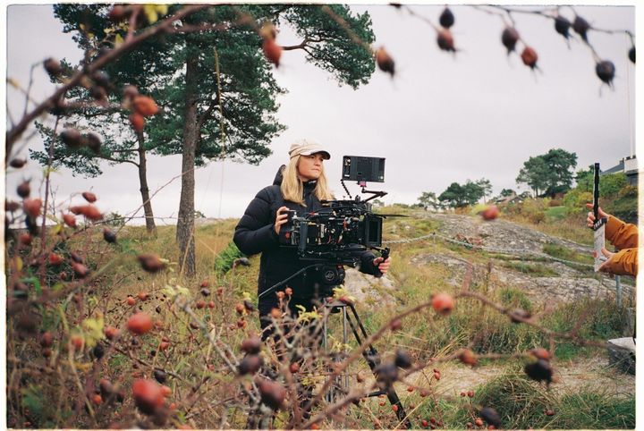 Finne filmer i et naturlandskap med et stort kamera.