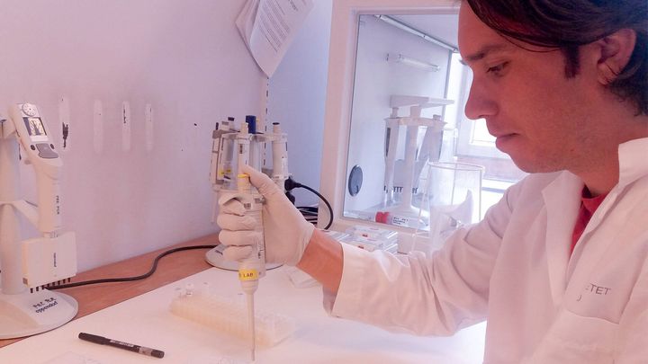 Forsker i hvit frakk på laboratorium