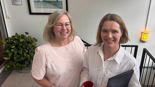 To damer med hvite topper i en gang