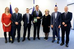 En gruppe forskere står på rekke sammen med NATO-sjef Mark Rutte i NATOs hovedkvarter i Brüssel