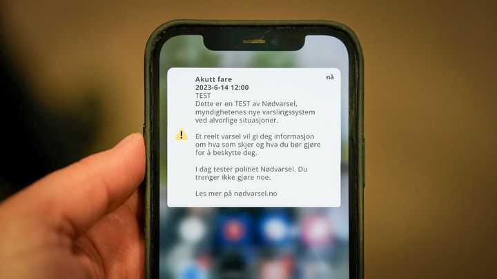 Bilder av en mobilskjerm med nødvarsel fra myndighetene