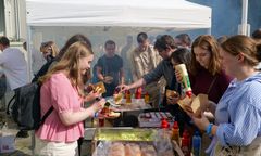 Studenter griller mat ved studiestart på Universitetet i Innlandet i Hamar