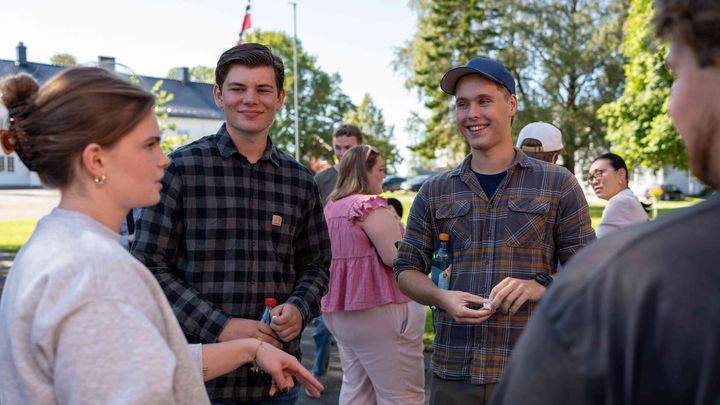 Studenter som smiler og prater sammen på studiestart.