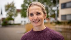 Dame med blondt hår og lilla genser not uskarp bakgrunn