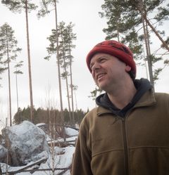 Forsker ute i skogen