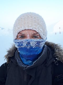 Kayla med frost i ansiktet
