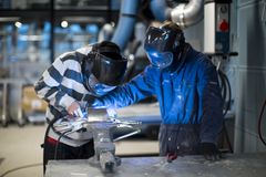 Yrkesfagelever i praktisk arbeid.