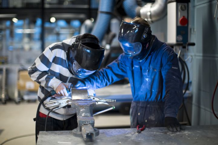 Yrkesfagelever i praktisk arbeid.