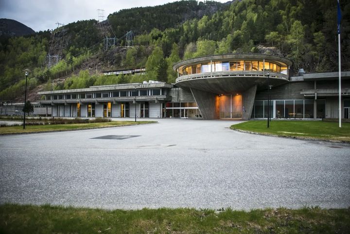 BLI MED PÅ INNSIDA: Deler av den nye konferansen «På innsida av krafta» vil foregå her, ved driftsbygningen til Suldal kraftverk på Nesflaten og Energihotellet som ligger i bakgrunnen.