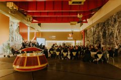 DER KRAFTA BLIR TIL: Bilde fra åpningen av «På innsida av krafta»-konferansen tirsdag 5. mai. Den foregikk inne i Hylen kraftstasjon i Suldal.