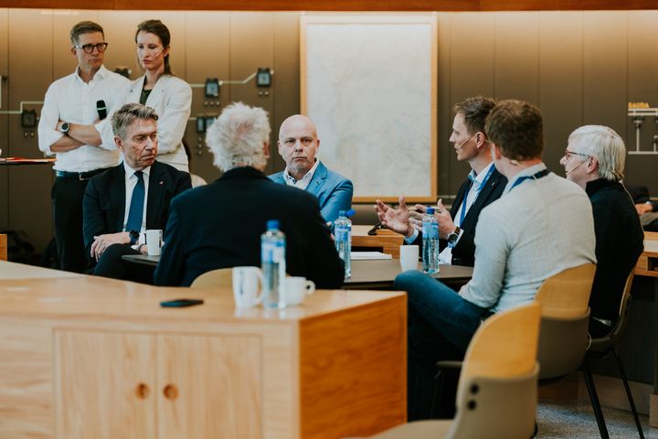 VIKTIG MED TIDLIG DIALOG: Energiminister Terje Aasland (t.v) i samtale med Suldal-ordfører Mads Drange under andre dag av konferansen inne i den gamle driftssentralen til Hydro på Nesflaten. De andre i panelet er Bjørn Aase Honningsvåg (administrerende direktør i Lyse), Torill Telstad (saksbehandlar, Suldal kommune), Tom Kristian Hagen (grunneier Nesflaten) og Alf Odden (verneområdeforvalting i Setesdal Vesthei, Ryfylkeheiane og Frafjordheiane - med ryggen til). I bakgrunnen Svein Tore Bergestuen og Eva Sannum, som ledet konferansen.