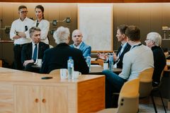 VIKTIG MED TIDLIG DIALOG: Energiminister Terje Aasland (t.v) i samtale med Suldal-ordfører Mads Drange under andre dag av konferansen inne i den gamle driftssentralen til Hydro på Nesflaten. De andre i panelet er Bjørn Aase Honningsvåg (administrerende direktør i Lyse), Torill Telstad (,rådgiver og saksbehandlar, Suldal kommune), Tom Kristian Hagen (grunneier Nesflaten) og Alf Odden (verneområdeforvalting SVR/verneområda i Setesdal Vesthei, Ryfylkeheiane og Frafjordheiane - med ryggen til). I bakgrunnen Svein Tore Bergestuen og Eva Sannum, som ledet konferansen.