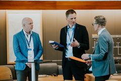 VERTSKAP OG VERTSKOMMUNE: Suldal-ordfører Mads Drange inviterte til den nye kraftkonferansen med mål om å få i gang tidligere dialog rundt nye kraftprosjekter. Her sammen med Lyse-direktør Bjørn Aase Honningsvåg (til venstre) og konferansier Svein Tore Bergestuen.