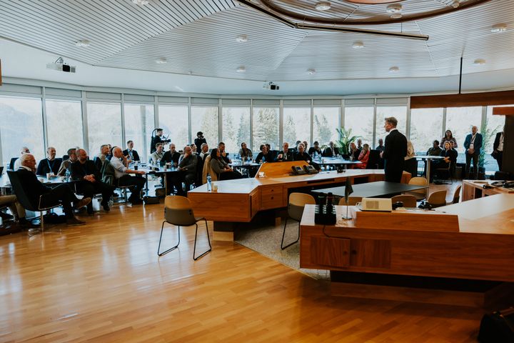Energiminster Terje Aasland var tilstede begge dager under den første «På innsida av krafta»-konferansen i Suldal i mai 2026. 22. juni får han overlevert Suldalerklæringa fra Suldal-ordfører Mads Drange.