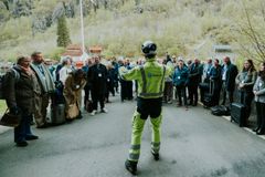 Konferansedeltakerne på vei inn i kraftstasjonen på Hylen under første dag av «På innsida av krafta»-konferansen.