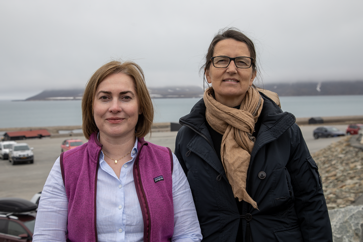 Prorektor for forskning og utvikling ved UiT, Camilla Brekke (t.v.) på flyplassen i Longyearbyen, sammen med Sandrine Lacombe, som er professor og viserektor ved Paris Saclay Université og leder av EUGLOH.