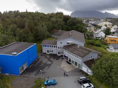 UiT har totalt 11 studiesteder, blant annet her i Kabelvåg hvor Kunst- og filmskolen ligger.