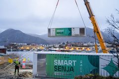 Her monteres store batterier som en del av prosjektet Smart-Senja. Erfaringene fra dette prosjektet er noe av det som skal deles på klimatoppmøtet.