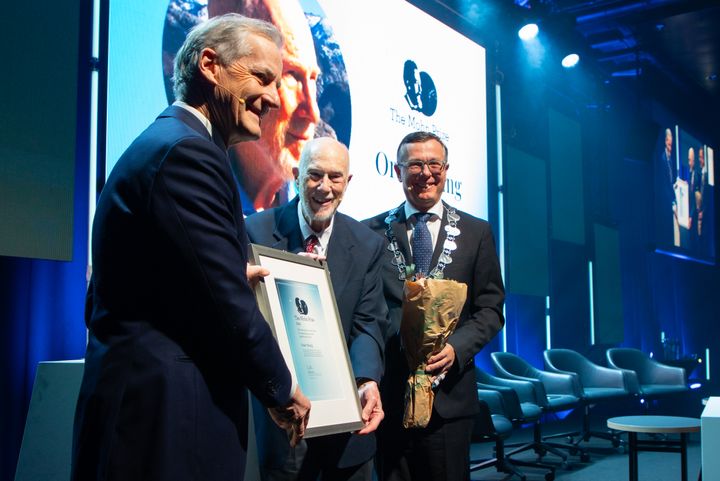 Prisvinnar Oran Young omkransa av statsminister Jonas Gahr Støre og rektor Dag Rune Olsen.