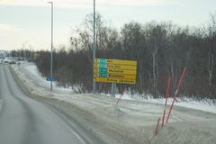 Veiskilt med russisk tekst ved grensen mellom Norge og Russland.