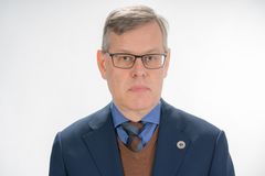 Profilbilde av mann med gråblondt hår og briller