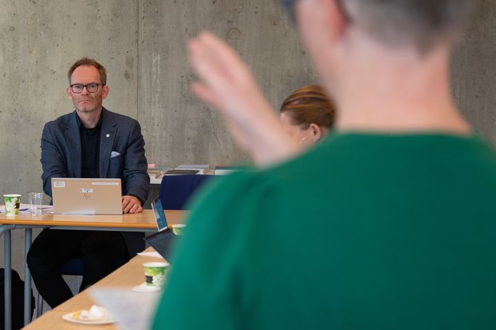 Daverende statssekretær Oddmund Hoel lytter til dekan Gunbjørg Svineng under et innspillsmøte i 2022.
