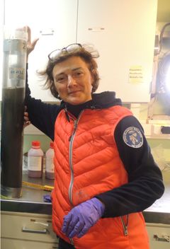 Ekspedisjonleder og geologiprofessor Giuliana Panieri med en sedimentsprøve fra havbunnen på et tidligere tokt.