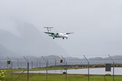 Luftfart i Norge kan være krevende. Her er går et fly inn for landing i Svolvær.
