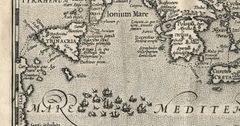Jodocus Hondius’ 1607-utgave av Gerard Mercators atlas viser den mytiske reisen til helten Æneas, som flyktet fra det brennende Troja. Han passerte Kharybdis på sin ferd, som er plassert i Messinastredet.