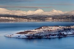 Byen Narvik med fjell i bakgrunnen