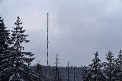 Kommunikasjonsmast i skogen om vinteren.