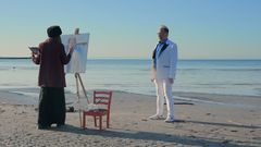 Fra filmen "Prosjekt Pappa" av Camilla Jämting. Filmskaperen maler et bilde av faren på stranda.