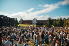 mange studenter samlet utenfor universitet