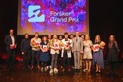 Deltakere og dommere på scene under avslutningen av Forsker Grand Prix på et studenthus.