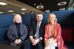 Fra venstre, viserektor Bente Haug, statssekretær Eivind Vad Petersson (Ap) og Rikke Gürgens Gjærum, viserektor med ansvar for utdanning og stedfortreder for rektor UiT.