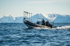 Forskere på tokt på havet utenfor Andøya våren 2025