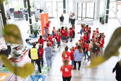 mennesker samlet i en stor hall