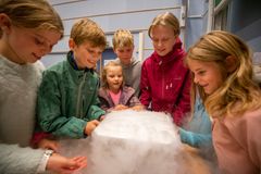 barn som ser på flytende nitrogen røyk