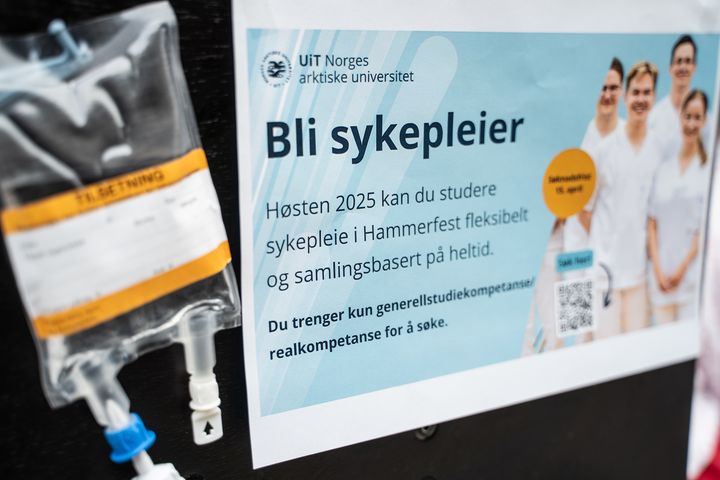 Plakat for sykepleierstudiet ved UiT Norges arktiske universitet, med bilde av en IV-pose i forgrunnen.