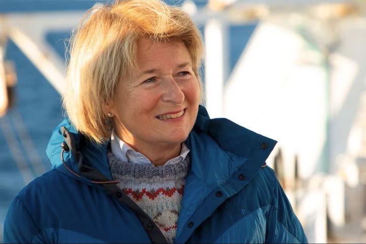 En smilende kvinne utendørs