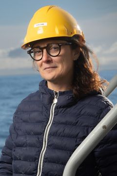 En kvinne med gul vernehjelm