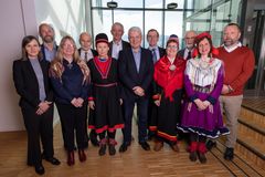 En gruppe mennesker som poserer sammen innendørs.