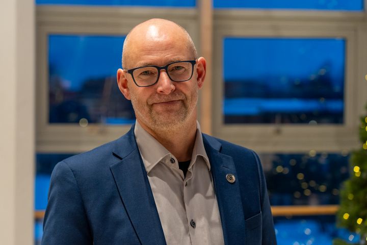 Portrett av en mann innendørs