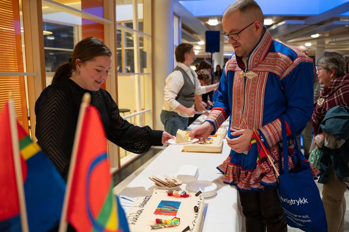Samisk mann får servert kake i forbindelse samenes nasjonaldag.