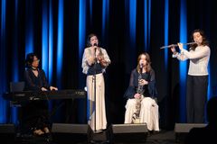 En gruppe opptrer på scenen med piano, sang, klarinett og fløyte.